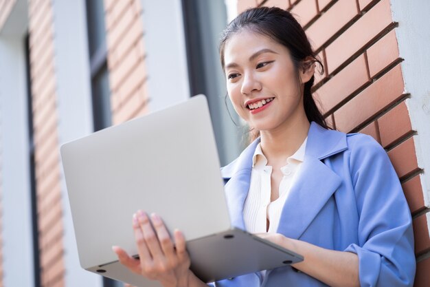 Jeune femme asiatique travaillant à l'extérieur