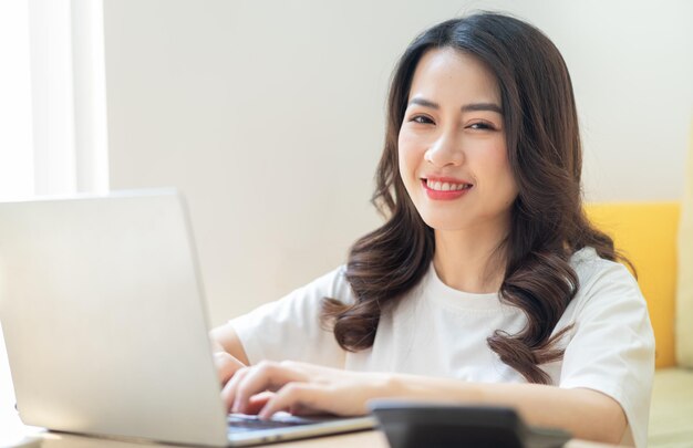 Jeune femme asiatique travaillant à la maison