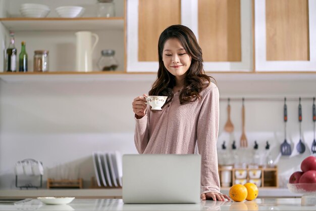 jeune femme asiatique travailleuse indépendante à la maison