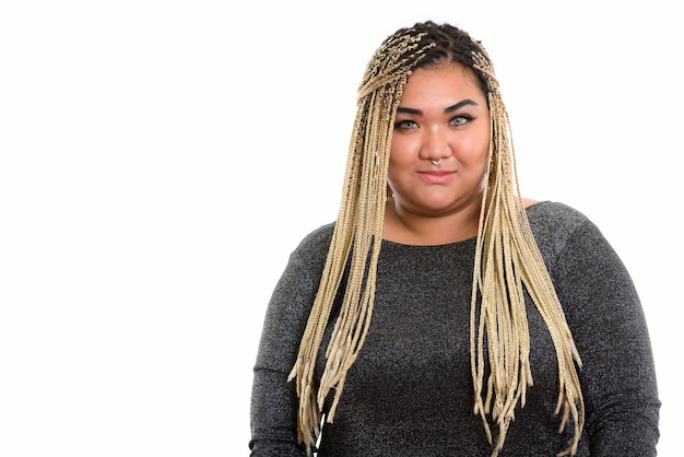 jeune femme asiatique avec des tresses blondes