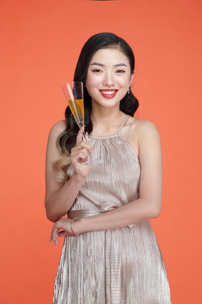 Jeune femme asiatique avec un verre de vin blanc