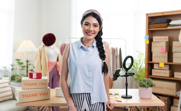 Jeune femme asiatique vêtements entrepreneur travaillant à la maison le lieu de travailstartup propriétaire de petite entreprise PME ou entreprise indépendante en ligne et concept de livraison