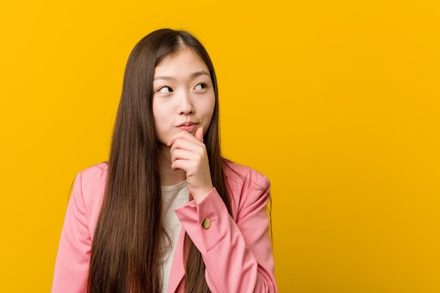 Jeune femme asiatique vêtu d'un costume