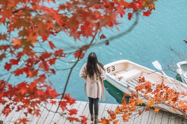 Jeune femme asiatique voyageur appréciant la vue de la feuille d'érable rouge sur Goshikinuma ou étang aux cinq couleurs en automne dans la préfecture de Fukushima, Japon