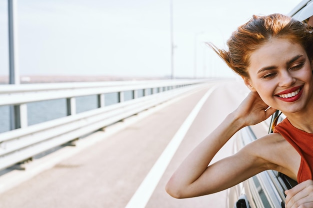 Photo une jeune femme assise sur la balustrade.