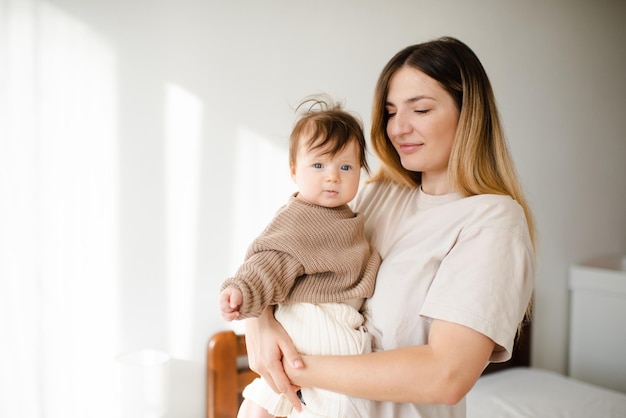 Une jeune femme assise sur le canapé à la maison.