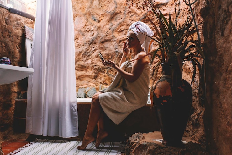 Photo une jeune femme assise sur une chaise.