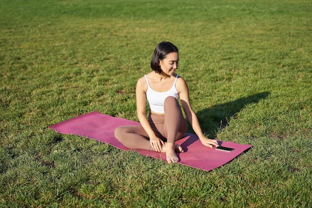 Photo une jeune femme assise sur un champ herbeux.