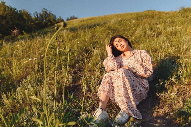 jeune femme assise sur une colline