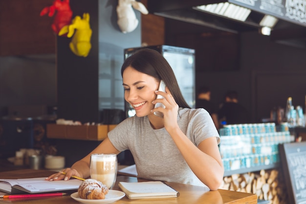 Jeune femme assise dans un café loisirs