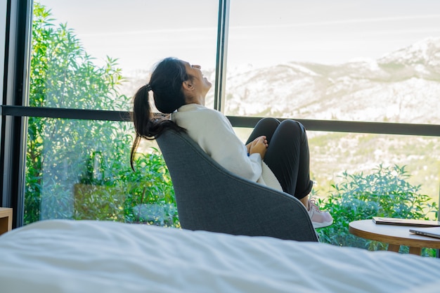 Jeune femme assise dans la chambre