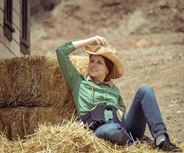 Photo une jeune femme assise dans un chapeau