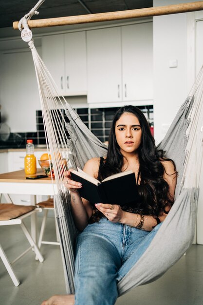 Une jeune femme assise dans une pièce.