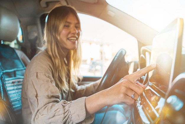 Une jeune femme assise dans la voiture.