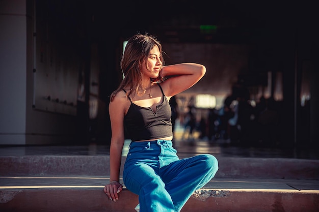 Jeune femme assise sur un escalier