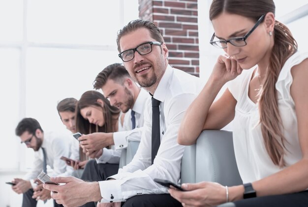 Jeune femme assise en ligne pour une entrevue