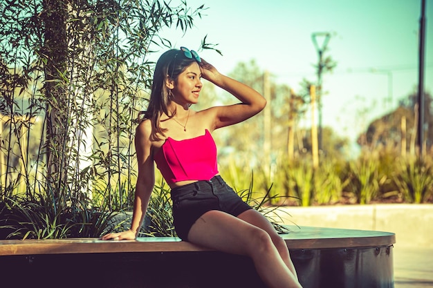 Photo jeune femme assise sur un lit de fleurs dans un centre commercial