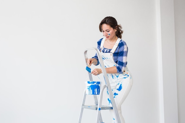 Photo une jeune femme assise sur le mur sur un fond blanc