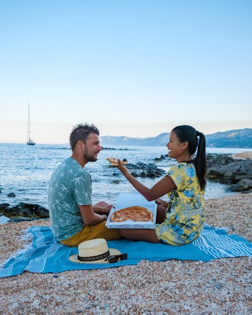 Photo une jeune femme assise sur la plage.