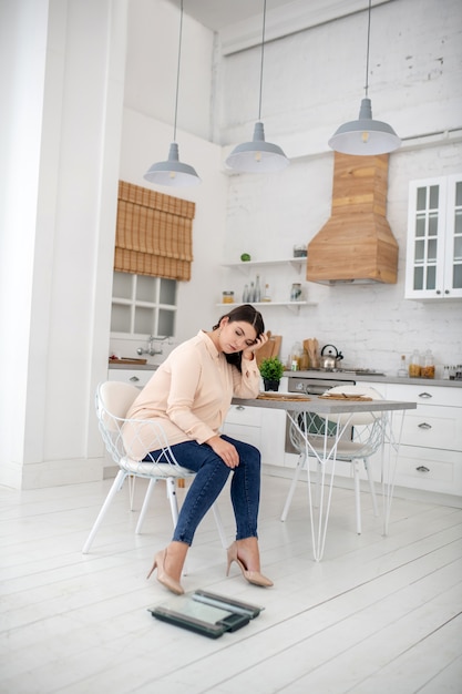 Jeune femme assise et se sentir triste