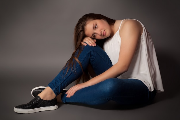 Jeune femme assise sur le sol