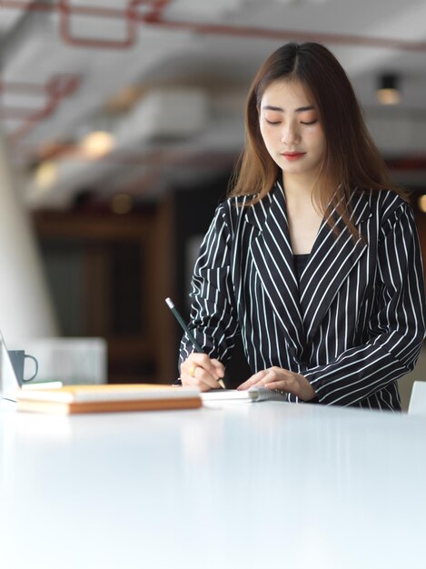 Une jeune femme assise sur une table.