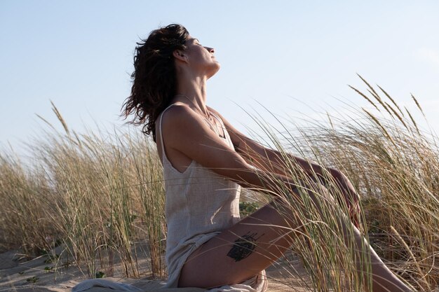 Jeune femme assise sur le terrain