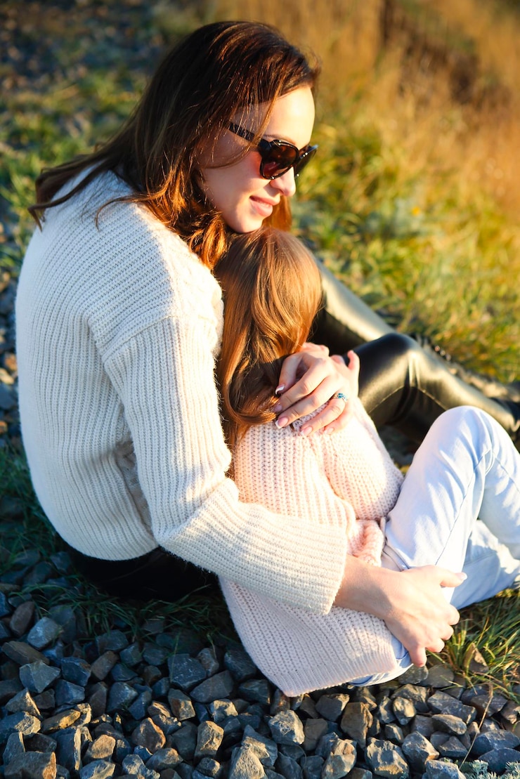 Photo une jeune femme assise sur le terrain.