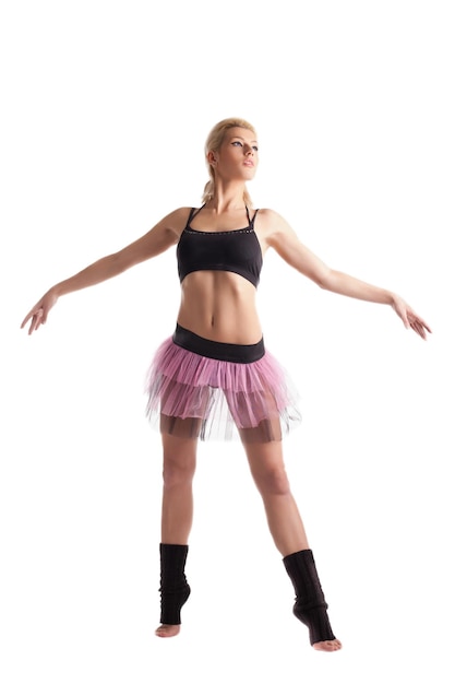 Jeune femme athlétique posant en costume de sport de danse