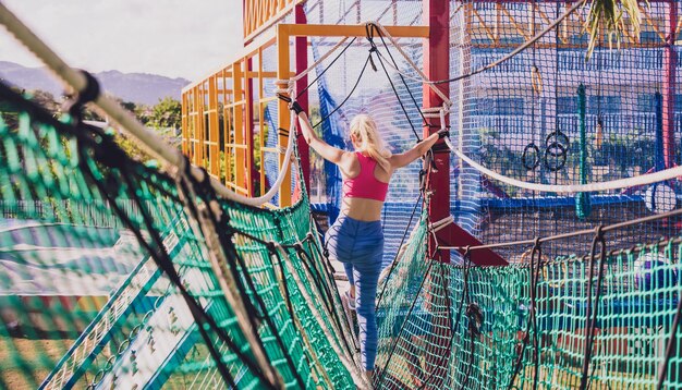 Jeune femme athlétique travaillant au camp d'entraînement de corde