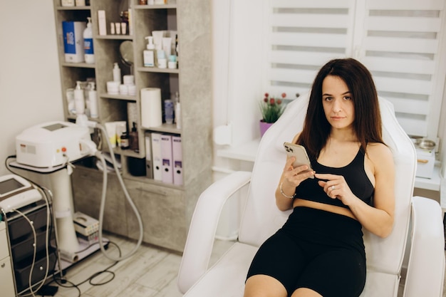 Une jeune femme attend une épilation au laser dans un salon de beauté