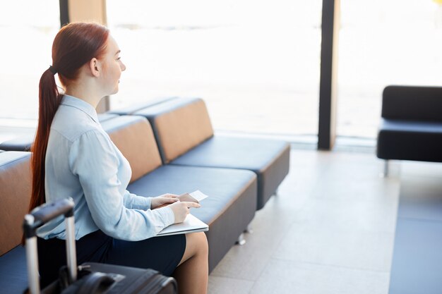 Jeune, femme, attente, aéroport