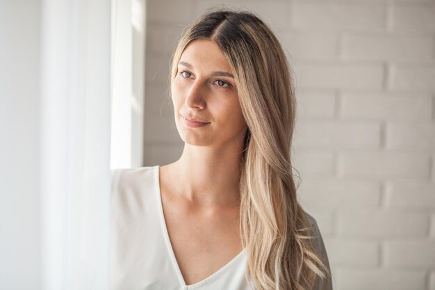 Une jeune femme attentionnée à la maison.