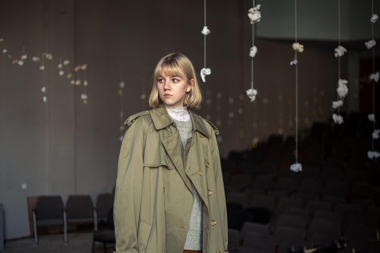 Une jeune femme attrayante sur un fond sombre Concept de solitude