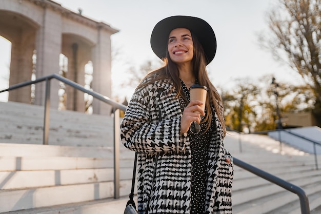 Une jeune femme attrayante marchant en automne portant un manteau