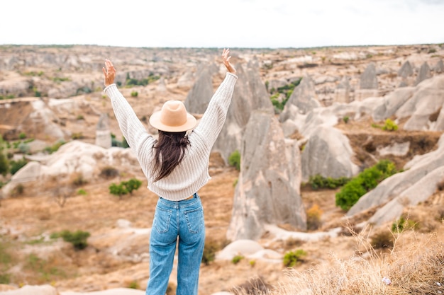 Jeune femme au bord du canyon en cappodocia