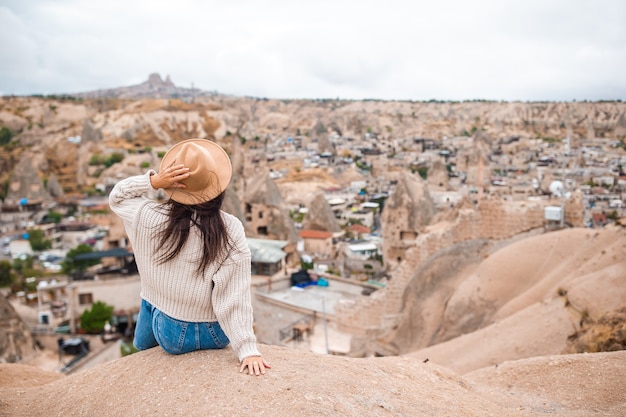 Photo jeune femme au bord du canyon en cappodocia