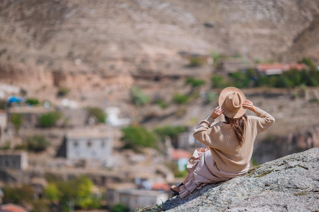 Jeune femme au bord du canyon en cappodocia