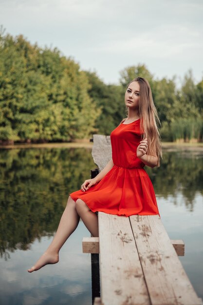 Jeune femme au bord du lac