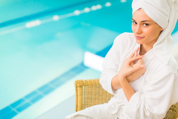 Jeune femme au bord de la piscine