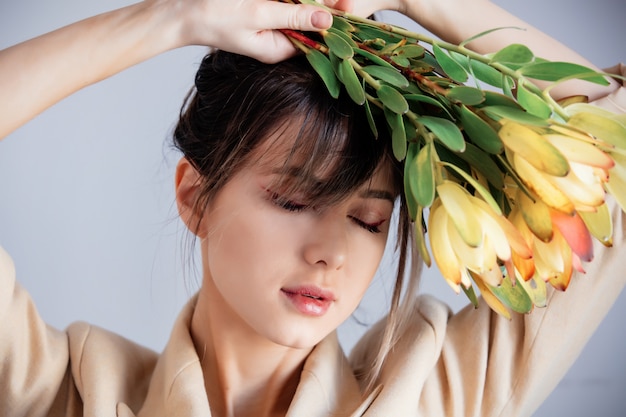 Jeune femme au bouquet de Leucadendron