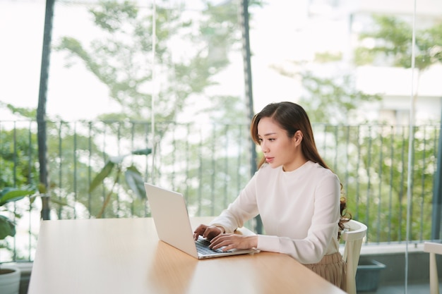 Jeune femme au bureau