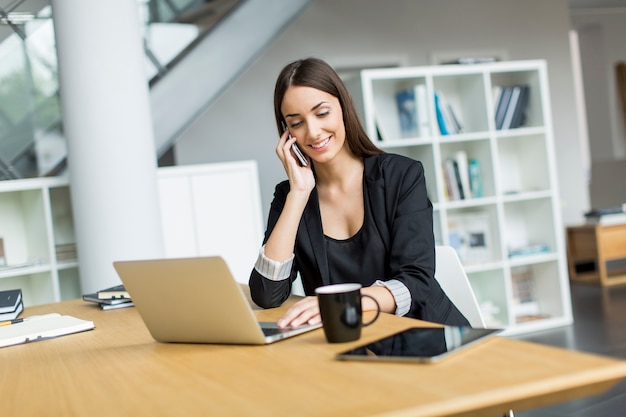 Jeune femme au bureau