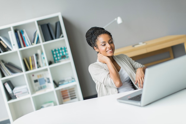 Jeune femme au bureau