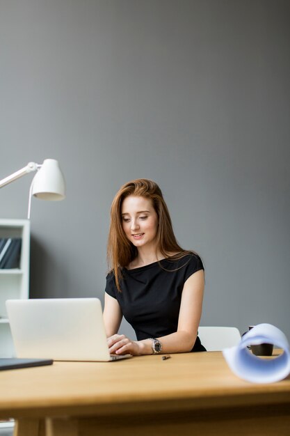 Jeune femme au bureau