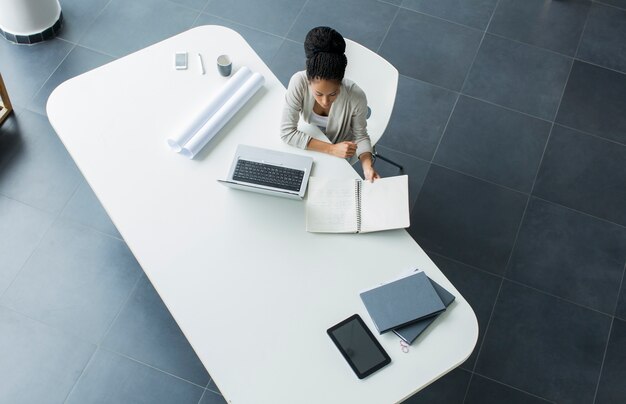 Jeune femme au bureau