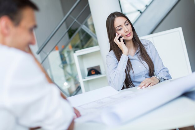 Jeune femme au bureau