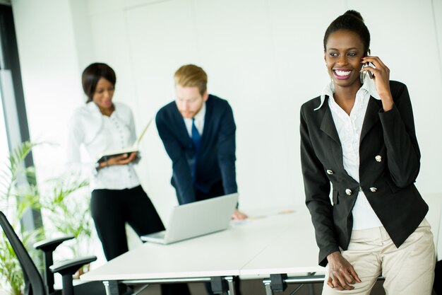 Jeune femme au bureau