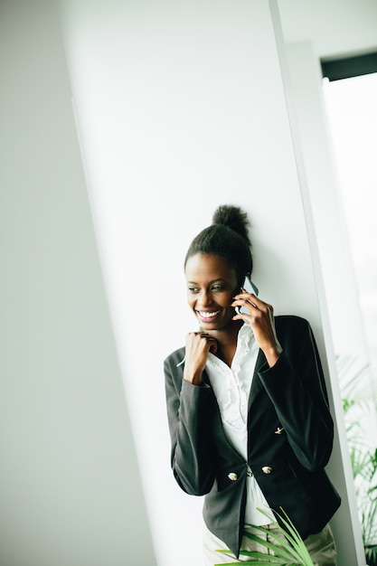 Jeune femme au bureau