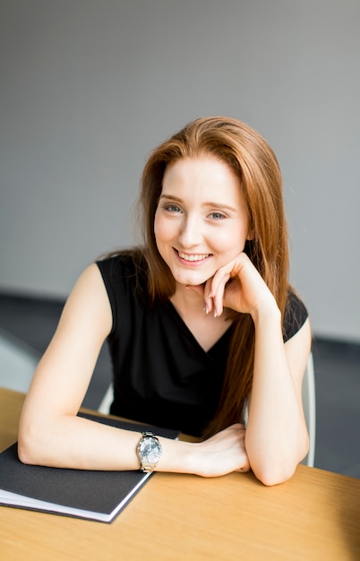 Jeune femme au bureau